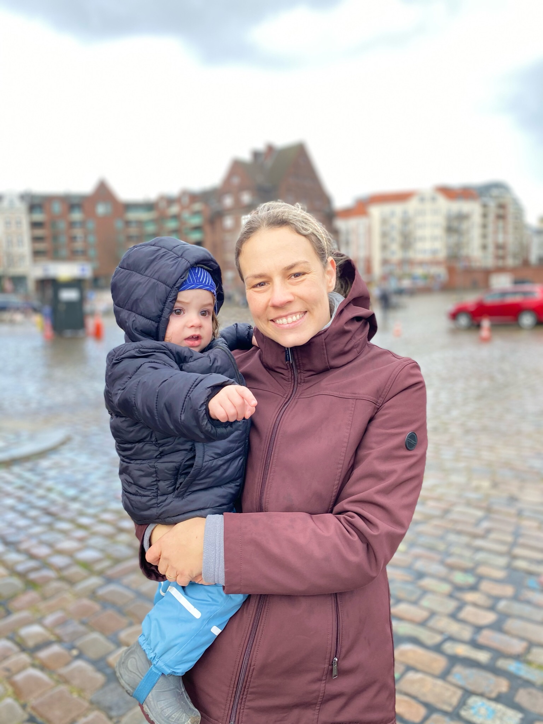 Kristie Kaminski Küster with her youngest child in her arms at the Hamburg fish market