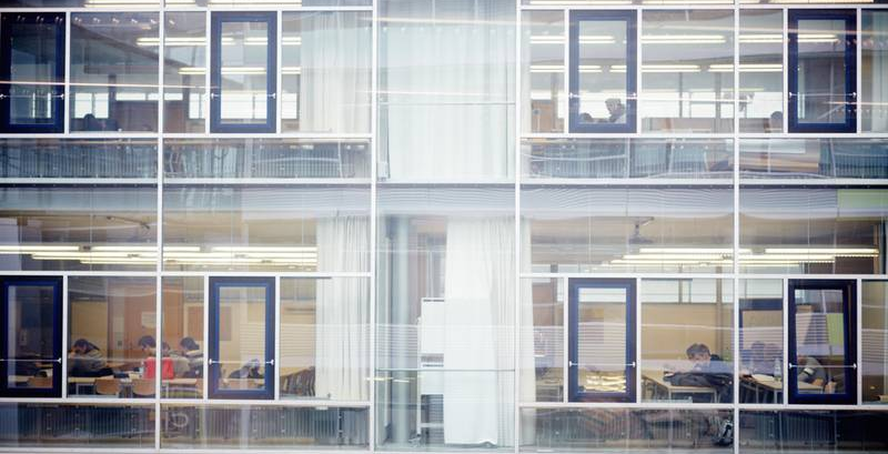 Das Bild zeigt ein Gebäude der Technischen Hochschule Ingolstadt von innen - Flure und eine Fensterfront