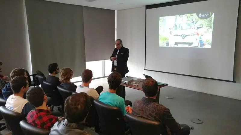 The picture shows participants of the Summer School during a lecture during a factory visit at Renault