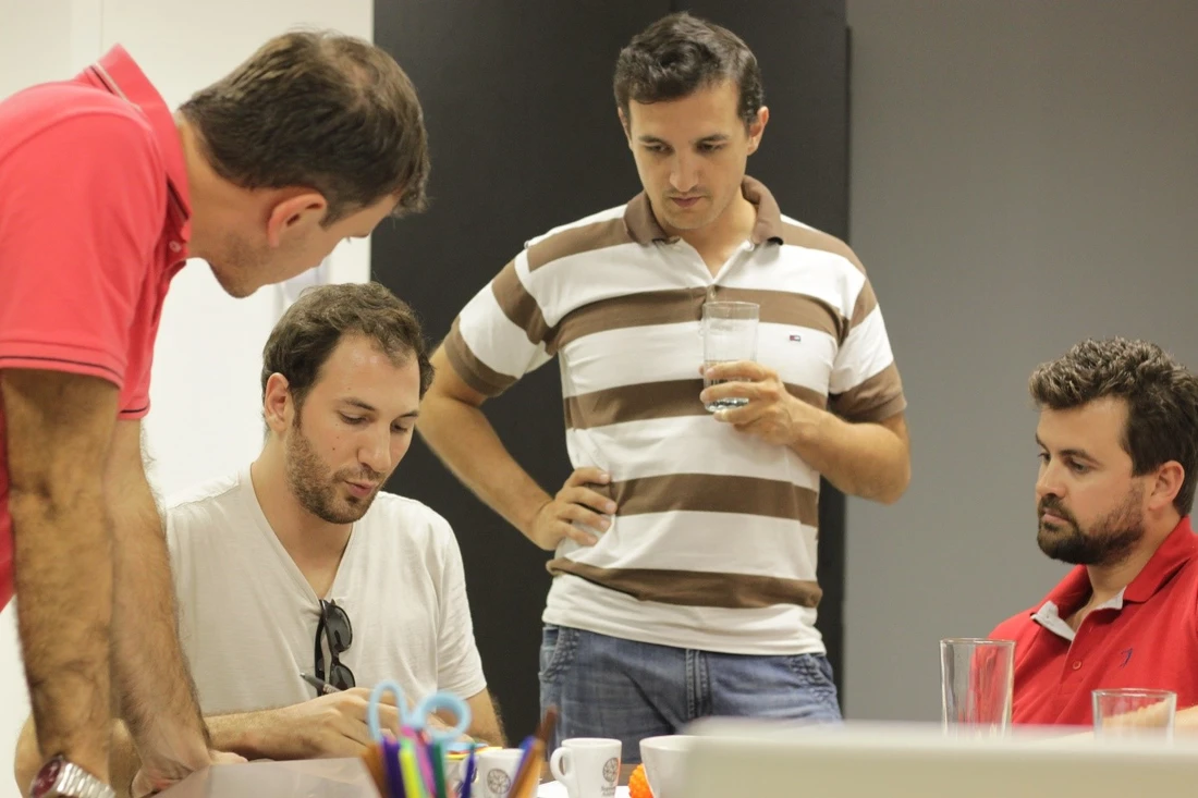 Das Bild zeigt das Gründerteam des brasilianischen Start-Ups Mobilis in einer Gesprächssituation