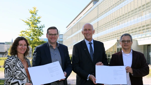 Foto von Anne-Sophie Kopytynski, Christian Müller (Kanzler THI), Prof. Walter Schober (Präsident THI) und Prof. Alessandro Zimmer.