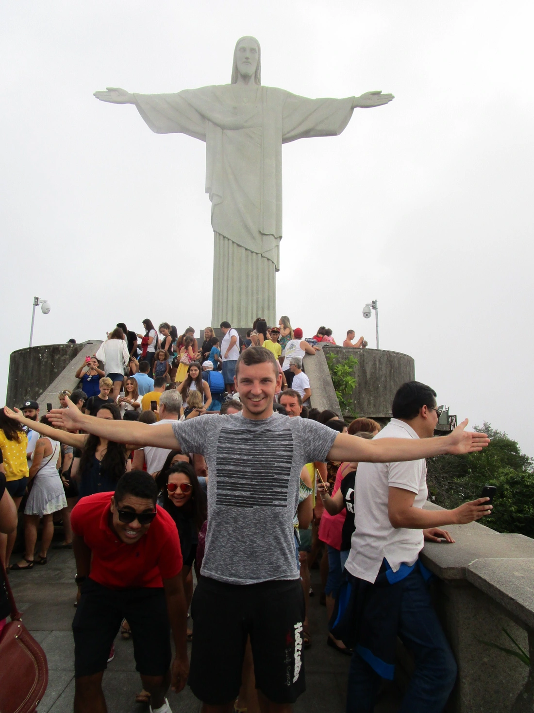 Das Bild zeigt Tom Reimlinger vor der Jesus-Statue in Rio de Janeiro 